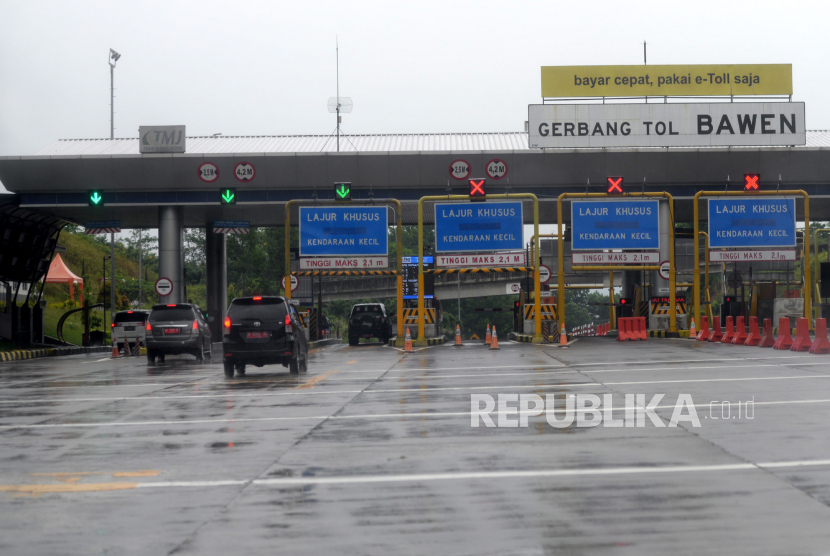 Kendaraan keluar di gerbang Bawen Jalan Tol Trans Jawa Semarang-Solo, Jawa Tengah.