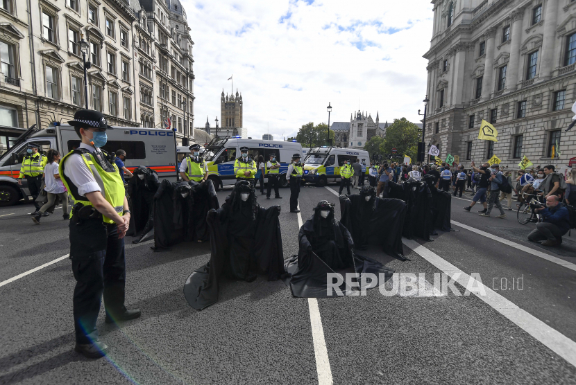 File foto Aktivis Extinction Rebellion berbaris di sepanjang Parliament Street, sebagai bagian dari protes perubahan iklim, di London, Selasa, 8 September 2020.