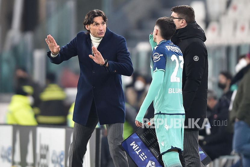 Pelatih Udinese Gabriele Cioffi memberi isyarat selama pertandingan sepak bola Serie A Italia Juventus FC vs Udinese Calcio di Stadion Allianz di Turin, Italia, 15 Januari 2022.