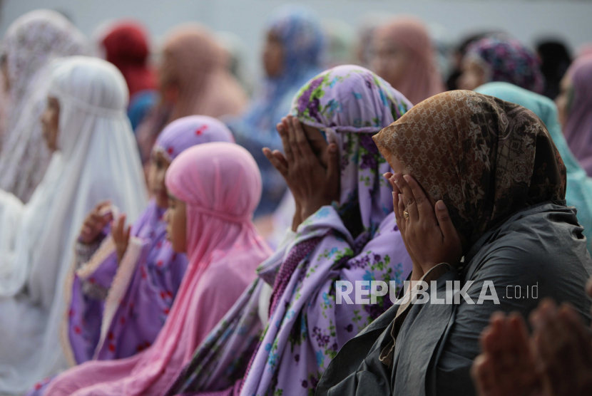 Sejumlah umat muslim berdoa usai melaksanakan Shalat Idul Adha di kawasan Jatinegara, Jakarta, Kamis (29/6/2023). Penyelenggaraan Shalat Idul Adha di dekat Gereja Koinonia yang berada di persimpangan Jalan Jatinegara Barat dan Jalan Matraman Raya tersebut ramai diikuti oleh warga sekitar. Sebelumnya, Pemerintah melalui Kementerian Agama menetapkan Hari Raya Idul Adha jatuh pada Kamis 29 Juni 2023.