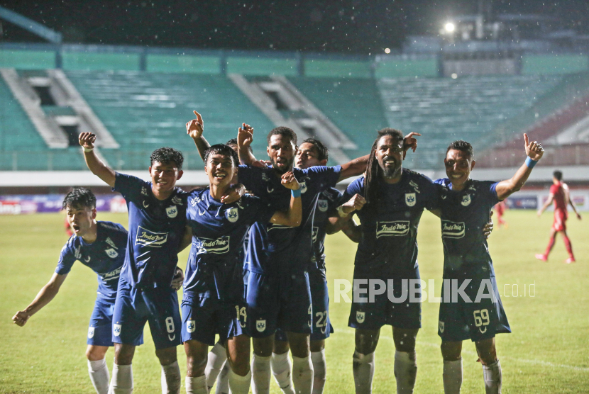 Skuad PSIS Semarang Riyan Ardiansyah (ketiga kiri) melakukan selebrasi bersama rekannya usai mencetak gol ke gawang Persija Jakarta pada pertandingan Liga 1 di Stadion Maguwoharjo, Sleman, DI Yogyakarta, Selasa (13/12/2022). 