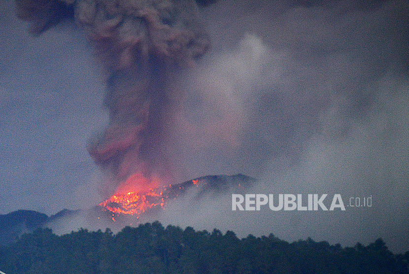 Gunung Marapi mengeluarkan batu panas saat erupsi terlihat dari Batang Silasiah, Nagari Bukik Batabuah, Agam, Sumatera Barat, Sabtu (13/1/2024) dini hari. Pos Pengamatan Gunung Api (PGA) Bukittinggi mencatat telah terjadi erupsi dengan amplitudo maksimum 30.3 mm dan durasi sekitar 34 detik pada Sabtu pukul 01.42 WIB dengan dentuman terdengar keras pada radius 4,7 kilometer dari kawah dan disusul lontaran batu panas.