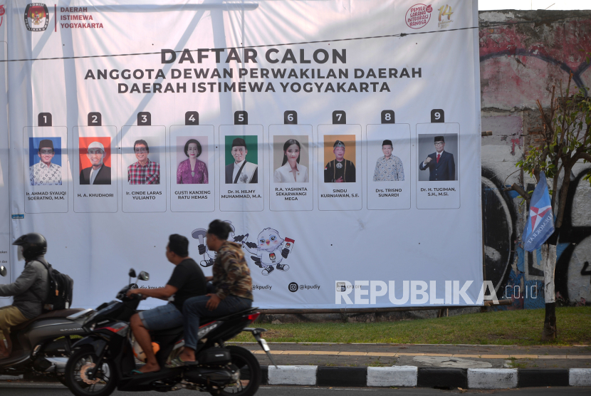 Alat peraga kampanye ukuran besar berisi informasi Capres dan DPD terpasang di luar Stadion Kridosono, Yogyakarta, Ahad (24/12/2023). Koalisi Perempuan ingatkan setiap suara perempuan itu berharga. 