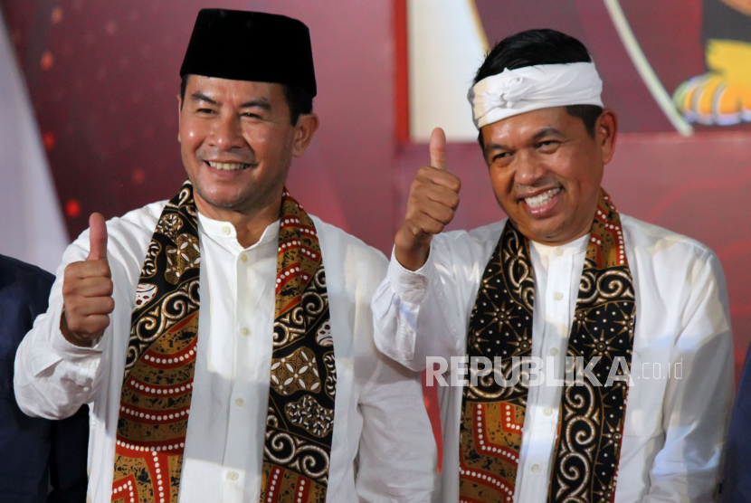 Pasangan calon gubernur dan wakil gubernur Jabar Dedi Mulyadi dan Erwan Setiawan mengacungkan jempol usai mendaftar Pilgub Jawa Barat (Jabar) 2024 di Komisi Pemilihan Umum (KPU) Jabar, Jalan Garut, Kota Bandung, Selasa (27/8/2024). KPU Jabar sudah membuka pendaftaran pasangan Calon Gubernur dan Wakil Gubernur Jabar mulai 27-29 Agustus 2024.