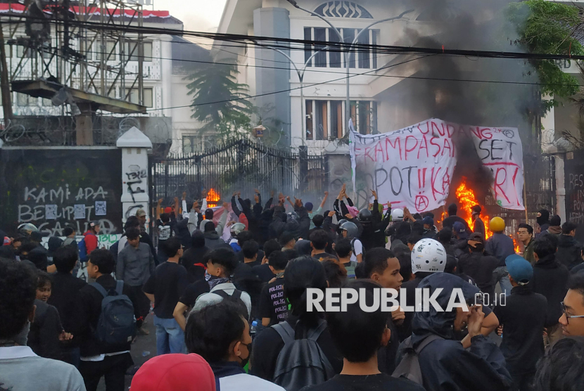 Sejumlah massa membakar gerbang dan melempari Gedung DPRD Jawa Barat (Jabar) saat aksi demonstrasi di depan Gedung DPRD Jabar, Jalan Diponegoro, Kota Bandung, Senin (9/1/2025). Setelah diperingatkan, aparat akhirnya membubarkan paksa massa yang umumnya berpakaian hitam-hitam ini.