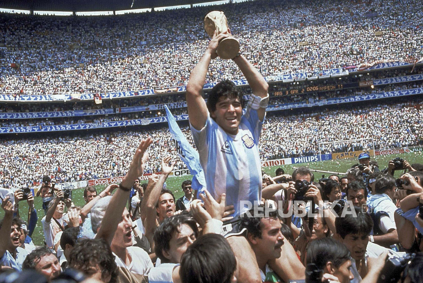  FILE - Dalam file foto 29 Juni 1986 ini, Diego Maradona memegang trofi timnya setelah Argentina menang 3-2 atas Jerman Barat pada pertandingan final Piala Dunia di Stadion Azteca di Mexico City.