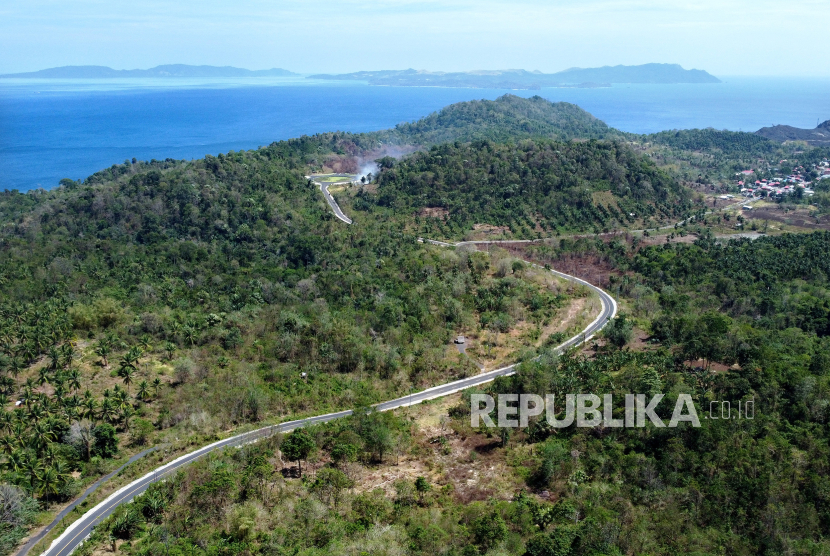 Foto udara kondisi jalan di Kawasan Ekonomi Khusus (KEK) Pariwisata Likupang, Minahasa Utara, Sulawesi Utara, Kamis (14/9/2023). 