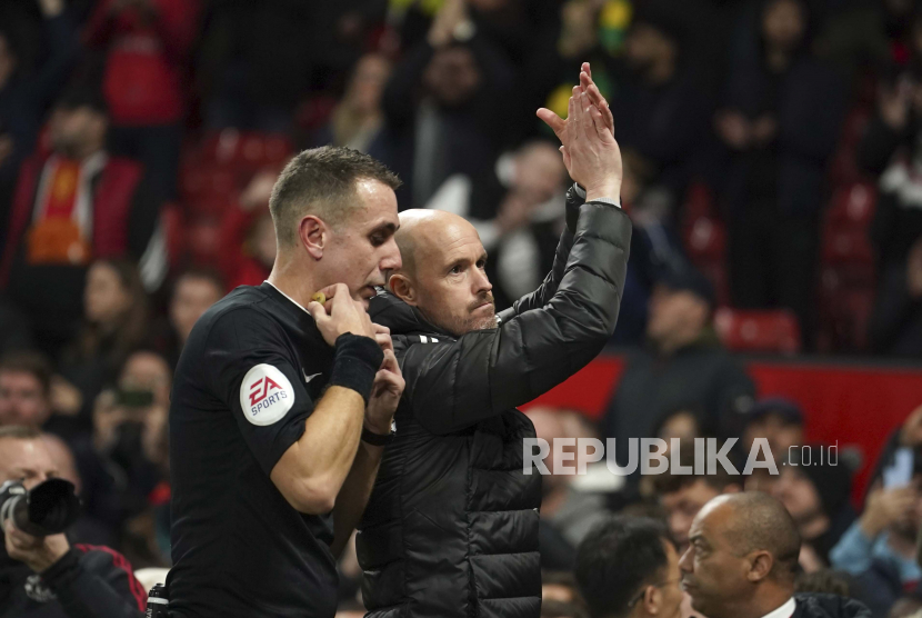  Wasit David Coote (kiri)