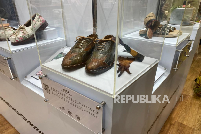 Sepatu berbahan kulit ceker ayam merek Hirka dipamerkan di Uniqlo Paskal 23 Shopping Center, Kota Bandung, Kamis (16/2/2023).