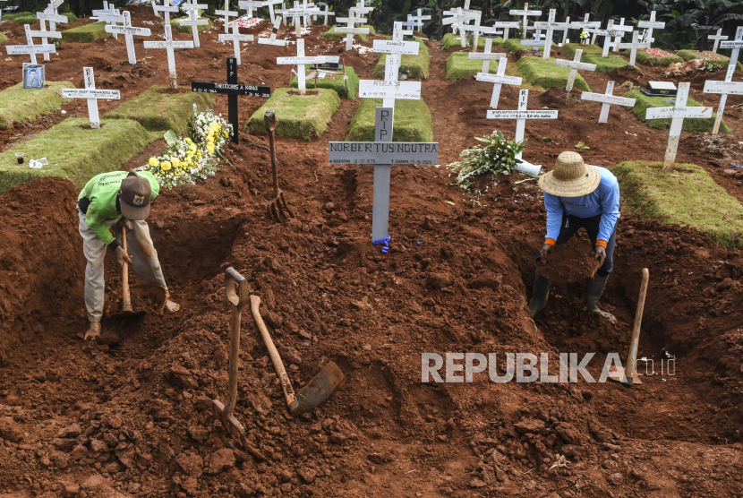 Petugas penggali liang kubur di TPU Pondok Ranggon, Jakarta Timur.