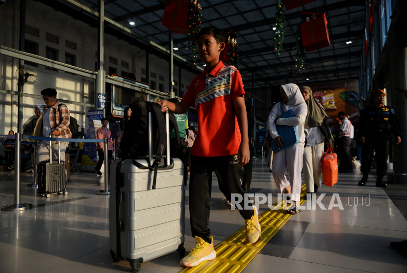 Calon penumpang memadati area Stasiun Pasar Senen, Jakarta, Kamis (21/12/2023). 
