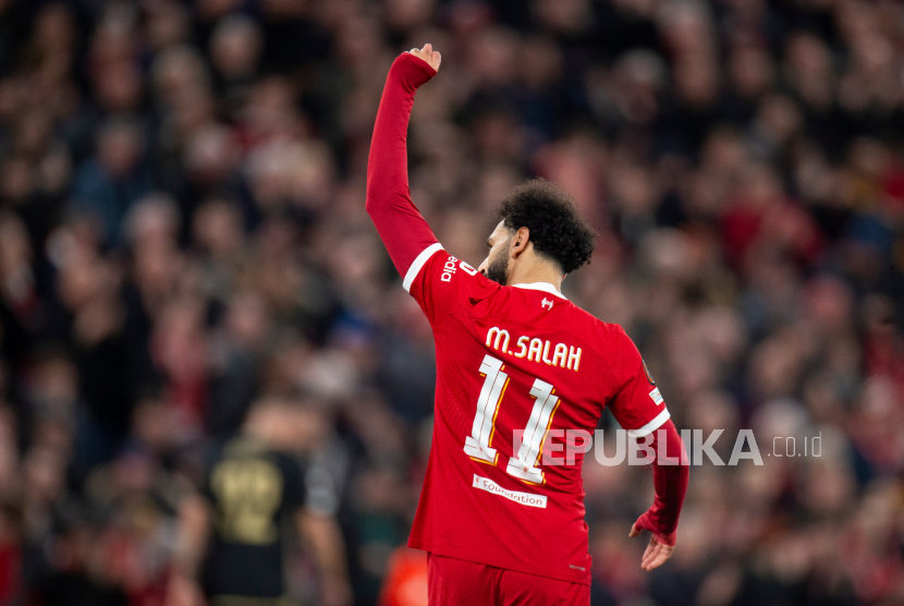 Pemain Liverpool Mohamed Salah melakukan selebrasi seusai mencetak gol ke gawang Sparta Praha saat pertandingan leg kedua babak 16 besar Liga Eropa di Liverpool, Jumat (15/3/2024). Liverpool menang besar atas Sparta Praha dengan skor 6-1. Gol Liverpool masing-masing dicetak Darwin Nunez (7), Bobby Clark (8), Mohamed Salah (10), Cody Gakpo (14,55) dan Dominik Szoboszlai (48). Satu gol Sparta Praha dicetak Veljko Birmancevic (42).