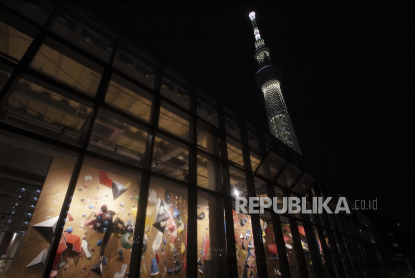 Tokyo Skytree, menara tertinggi di Jepang, diterangi dengan warna Obor Olimpiade, untuk memperingati 100 hari hingga estafet obor dimulai, Selasa, 15 Desember 2020, di Tokyo.