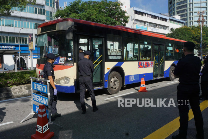 Polisi Diraja Malaysia (PDRM) Daerah Dang Wangi melakukan blokade jalan di Jalan Tun Azlan Shah Kuala Lumpur, Selasa (1/6/2021), pada hari pertama penerapan total lockdown dalam rangka membendung penularan COVID-19. Polisi melakukan denda kepada warga yang keluar rumah untuk tujuan yang tidak penting. 