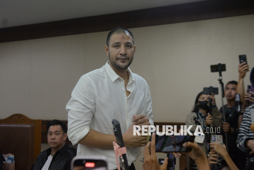 Aktor Muhammad Ammar Akbar atau Ammar Zoni bersiap menjalani persidangan di Pengadilan Negeri Jakarta Pusat, Kamis (18/12/2025). Ammar Zoni menjalani persidangan secara langsung terkait dugaan kasus jual beli narkoba di Rutan Salemba. Sebelumnya, Ammar Zoni mengikuti sidang secara daring dari Lapas Nusakambangan. Adapun agenda persidangan tersebut ialah pemeriksaan saksi.