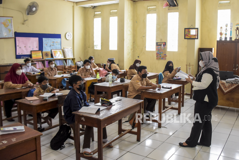 Sejumlah pelajar mengikuti pembelajaran tatap muka di SDN 037 Sabang, Jalan Sabang, Kota Bandung.