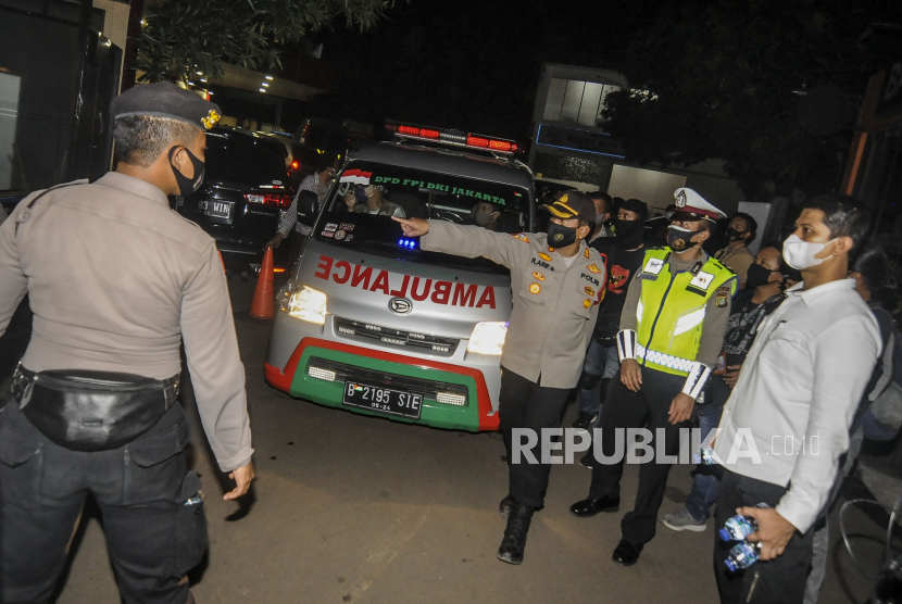 Mobil ambulans yang membawa jenazah laskar FPI saat akan meninggalkan RS Polri Kramat Jati di Jakarta, Selasa (8/12). Jenazah laskar FPI yang ditembak di Tol Jakarta-Cikampek itu telah selesai diautopsi dan telah diserahkan kepada pihak keluarga untuk dibawa ke rumah duka. Republika/Putra M. Akbar