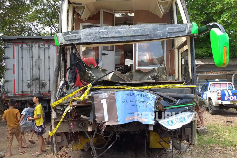 Bus Trans Putera Fajar yang terguling di Jalan Raya Ciater, Subang mengalami kerusakan parah di bagian kiri bus, Ahad (12/5/2024). Bus disimpan di Terminal Subang untuk selanjutnya dilakukan pemeriksaan.  