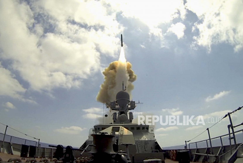 Dalam frame grab yang disediakan oleh layanan pers Kementerian Pertahanan Rusia, rudal jelajah jarak jauh Kalibr diluncurkan oleh kapal Angkatan Laut Rusia di Mediterania timur, Jumat, 19 Agustus 2016. 