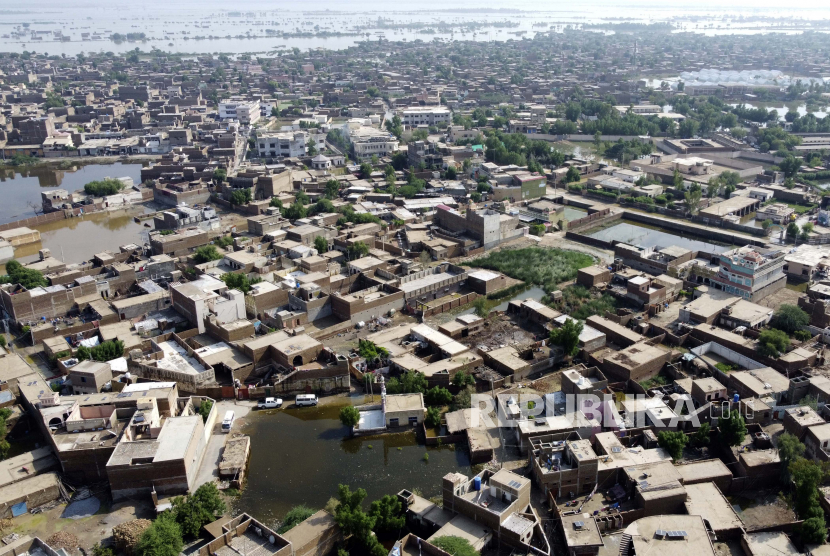 Rumah-rumah dikelilingi oleh banjir di kota Sohbat Pur, sebuah distrik di provinsi Baluchistan barat daya Pakistan, Selasa, 30 Agustus 2022. Para pejabat bencana mengatakan hampir setengah juta orang di Pakistan memadati kamp-kamp setelah kehilangan rumah mereka dalam banjir yang meluas yang disebabkan oleh banjir yang belum pernah terjadi sebelumnya. hujan muson dalam beberapa pekan terakhir.