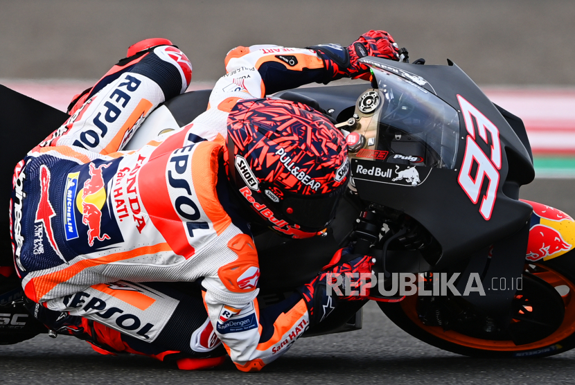Pembalap Repsol Honda Team Marc Marquez memacu kecepatan sepeda motornya pada hari terakhir tes pramusim MotoGP 2022 di Pertamina Mandalika International Street Circuit, Lombok Tengah, NTB, Ahad (13/2/2022). 