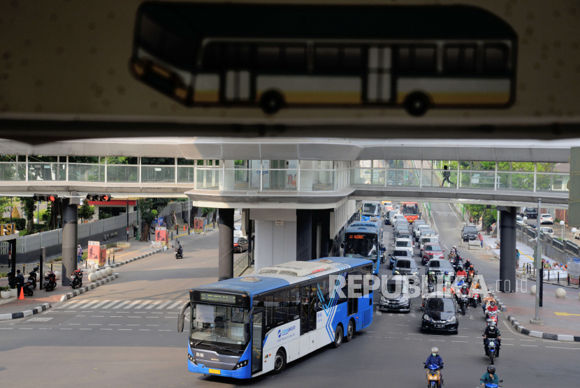 Gubernur DKI Jakarta Anies Baswedan menyatakan, jumlah penumpang angkutan umum massal di Ibu Kota pada 2030 mencapai empat juta orang per hari.