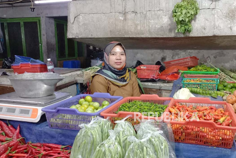 Salah seorang pedagang sayuran mengeluhkan harga cabai rawit yang menembus harga Rp 120 ribu per kilogram di Pasar Kosambi, Kota Bandung, Senin (6/11/2023). 