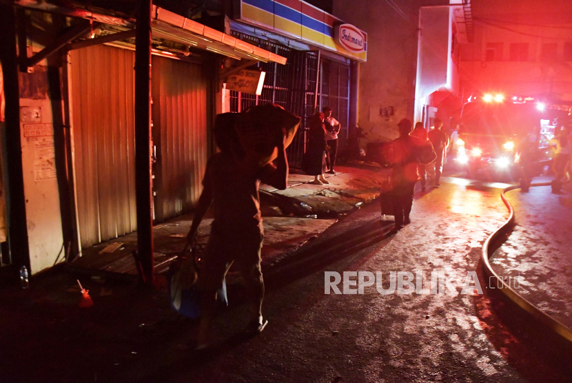 Sejumlah warga membawa kembali barang ke rumahnya usai kebakaran di Jalan Trikora, Tambora, Jakarta Barat. Kebakaran di Tambora Jakbar menewaskan 1 warga dan melukasi 2 petugas pemadam.