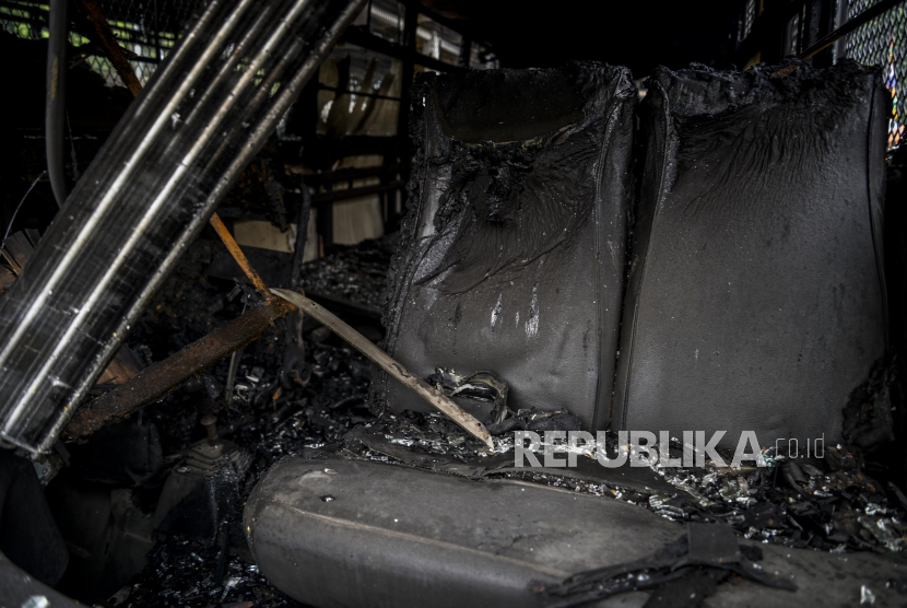 Salah satu mobil yang hancur pasca penyerangan di kawasan Ciracas, Jakarta, Sabtu, (29/8). Polsek Ciracas dikabarkan diserang oleh sejumlah orang tak dikenal pada Sabtu (29/8) dini hari. Republika/Putra M. Akbar
