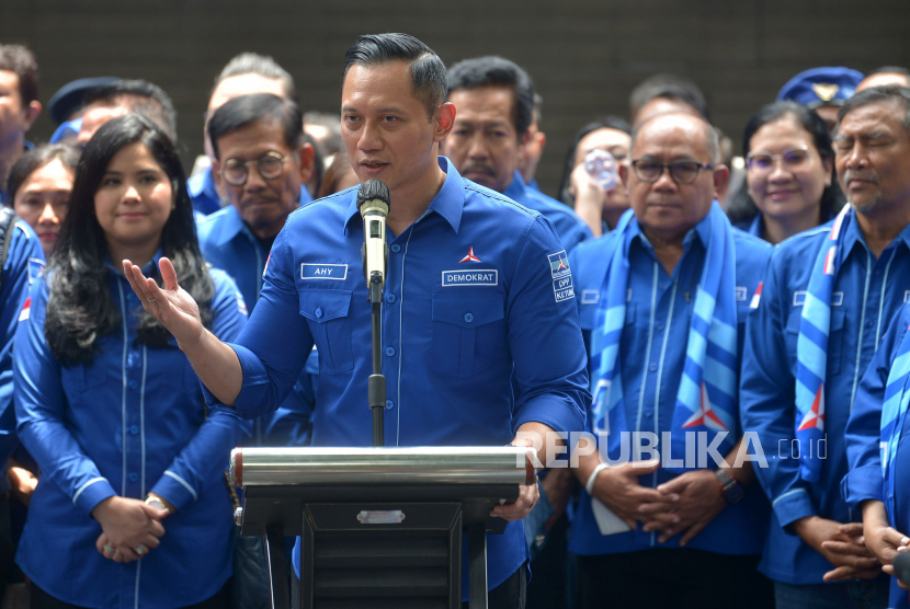 Ketua Umum Partai Demokrat Agus Harimurti Yudhoyono (AHY) memberikan keterangan\ soal dinamika politik jelang Pilpres 2024.