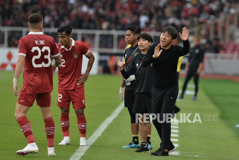 Pelatih timnas Indonesia Shin Tae Yong saat pertandingan melawan Kamboja dalam laga Piala AFF 2022 di Stadion Gelora Bung Karno, Jakarta, Jumat (23/12/2022). Pada pertandingan itu Indonesia menang dengan skor 2-1 melalui gol Eggy Maulana Fikri dan Witan Sulaiman.