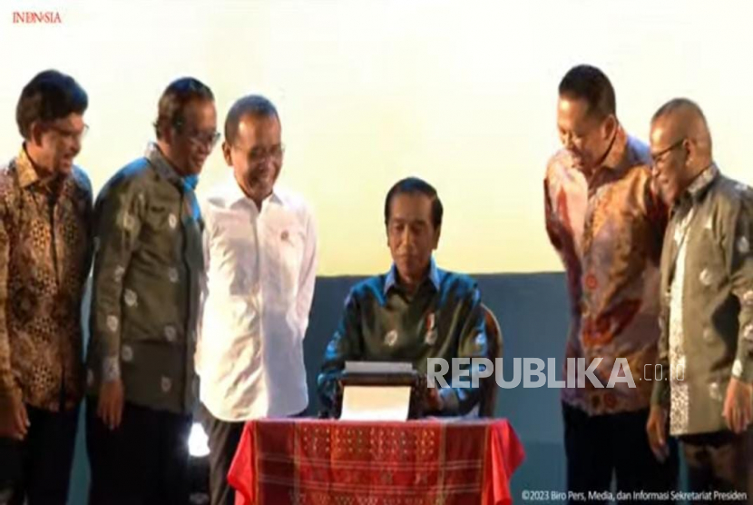 Tangkapan layar Menteri Komunikasi dan Informatika Johnny G Plate menghadiri peringatan Hari Pers Nasional di Medan, Sumatera Utara, Kamis (9/2/2023). Sebelum, Johnny dijadwalkan menjalani pemeriksaan penyidik Kejaksaan Agung pada hari ini.