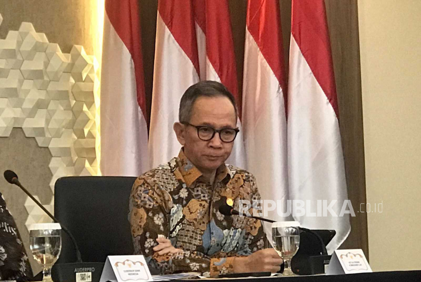 Ketua Dewan Komisioner OJK Mahendra Siregar dalam konferensi pers Devisa Hasil Ekspor (DHE) di Gedung Kemenko Ekonomi, Jumat (28/7/2023). 