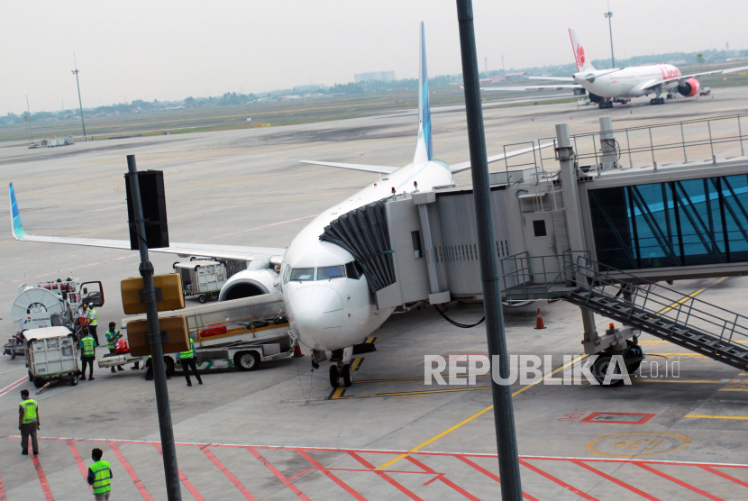 Sejumlah pekerja menyiapkan pesawat untuk terbang membawa penumpang di Terminal 3 Bandara Soekarno-Hatta, Tangerang, Banten, Jumat (10/7/2020). Di masa tatanan normal baru, lalu lintas penerbangan di Bandara Soekarno-Hatta pada periode 1-5 Juli 2020 rata-rata sebanyak 355 penerbangan per hari, atau naik dibandingkan periode sama bulan lalu yang rata-rata 243 penerbangan per hari. 