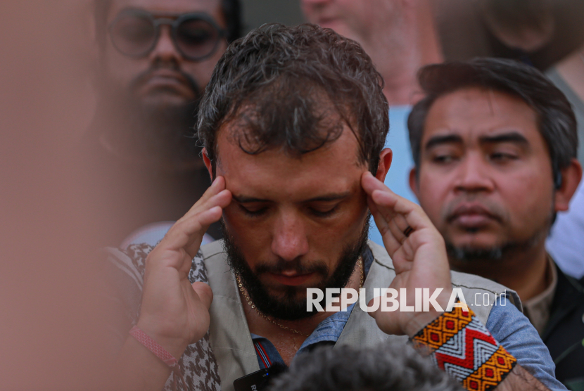 Aktivis dari Global Sumud Flotilla Thiago Avila menyampaikan keterangan pers terkait peristiwa serangan drone terhadap kapal di Gedung Municipal Theatre di Tunisia, Selasa (9/9/2025). 