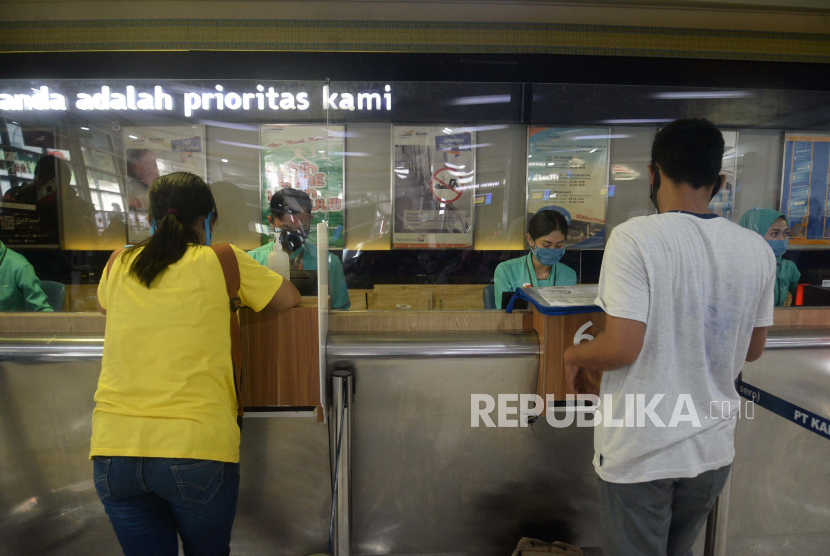 Petugas melayani calon penumpang yang melakukan pembatalan tiket kereta di Stasiun Pasar Senen, Jakarta, Kamis (23/4). Terkait dengan larangan mudik 2020, PT Kereta Api Indonesia melayani pembatalan tiket kereta dengan pengembalian dana 100 persen bagi penumpang, pembatalan dapat dilakukan hingga 30 April 2020
