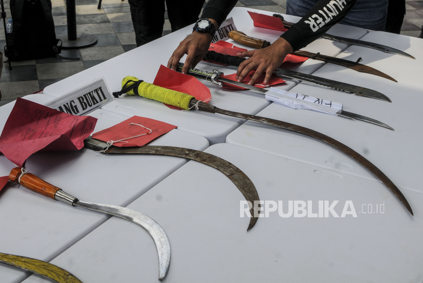 Sejumlah barang bukti senjata tajam, ilustrasi. Satuan Samapta Polres Metro Jakarta Timur menangkap delapan pelajar karena diduga hendak tawuran di Jalan Layang Pasar Rebo, Kecamatan Ciracas, Rabu sore (25/5/2022).