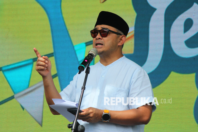 Wali Kota Bandung Muhammad Farhan menyampaikan sambutan saat membuka Hijriah Food Festival 2025 yang digelar Republika di halaman Mesjid Trans Studio, Ahad (13/7/2025). Acara tersebut menghadirkan UMKM aneka kuliner dari Tiongkok dan Timur Tengah, serta tausiyah dari ustaz ternamana dan sejumlah acara menarik lainnya.