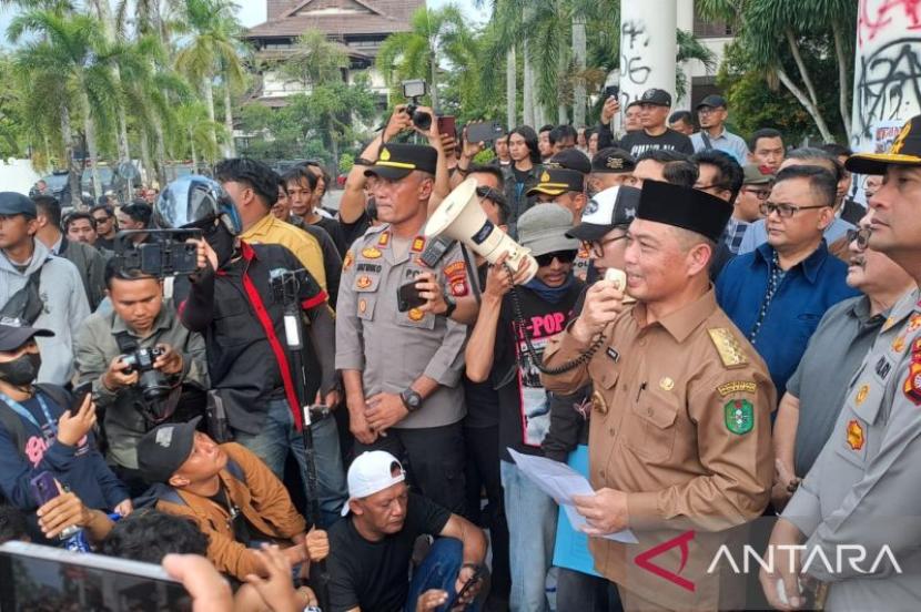 Gubernur Kalbar terima langsung aspirasi demo mahasiswa.