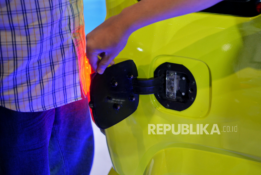 Pengunjung mengamati alat pengisian daya mobil listrik  Kurnia Motors yang dipamerkan pada Periklindo Electric Vehicle Show (PEVS) 2023 di JIExpo Kemayoran, Jakarta, Kamis (18/5/2023). Gelaran pameran kendaraan listrik PEVS 2023 yang berlangsung mulai Rabu (17/5) hingga Ahad (21/5) tersebut menargetkan sebanyak 30 ribu pengunjung sehingga mampu menghasilkan jumlah transaksi mencapai Rp285 miliar.