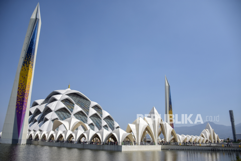 Warga mengunjungi Masjid Raya Al Jabbar (MRAJ) di Gedebage, Kota Bandung, Jawa Barat, Kamis (28/9/2023). Masjid Raya Al Jabbar yang diresmikan pada akhir tahun 2022 dan direkomendasikan sebagai masjid terindah terbaik tahun 2023 tersebut ramai dikunjungi wisatawan saat liburan Maulid Nabi Muhammad SAW.