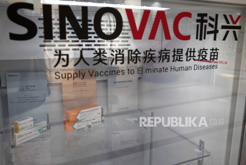 Kandidat vaksin COVID-19 Sinovacs CoronaVac (C) dipajang di antara vaksin lainnya di kantor pusat perusahaan di Beijing, Cina, 26 Agustus 2020 (dikeluarkan 27 Agustus 2020). Perusahaan China Sinovac Biotech sedang mengembangkan kandidat vaksin COVID-19 yang disebut CoronaVac.