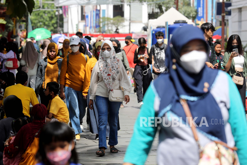 Warga berkumpul di Taman Kota Tua di Jakarta, Indonesia, 01 Juni 2022. Kementerian Kesehatan Indonesia memantau perkembangan kasus baru COVID-19 menyusul pelonggaran mandat masker luar ruangan.