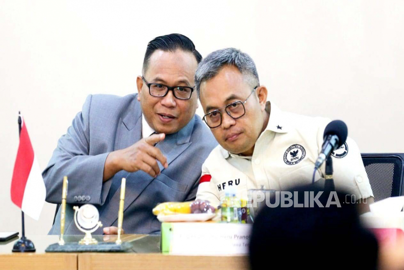 Rektor Unissula, Prof Gunarto, terlibat perbincangan dengan Kepala BNNP Jawa Tengah, Brigjen Pol Drs Heru Pranoto, sebelum acara penandatangan nota kesepahaman (MoU) kerja sama pencegahan penyalahgunaan narkoba, antara Unissula dan BNNP di kampus Unissula, Kaligawe, Senin (20/2).