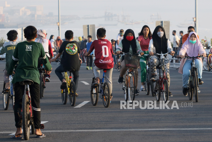 Warga beraktivitas di Jembatan Suroboyo, Surabaya, Jawa Timur, Sabtu (11/7/2020). Jembatan Suroboyo yang merupakan salah satu ikon kota Surabaya berlokasi di kawasan Kenjeran itu ramai  dikunjungi warga saat pandemi COVID-19 untuk berolahraga, bersepeda ataupun sekedar menikmati pemandangan pantai. 