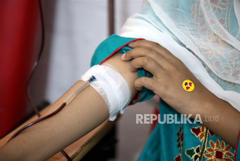 Seorang pasien thalassemia muda menerima transfusi darah di pusat medis Frontier Foundation, pada Hari Thalassemia Sedunia, di Peshawar, Pakistan, Senin (8/5/2023). Thalassemia adalah penyakit darah yang diturunkan. Hari Talasemia Sedunia diperingati setiap tahun pada tanggal 08 Mei. Tema Hari Talasemia Sedunia tahun ini adalah 