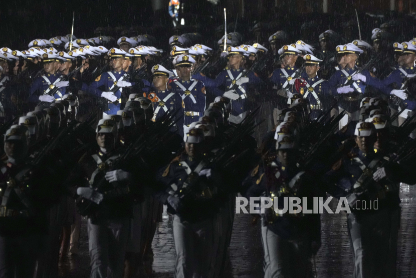 Taruna mengikuti Parade Senja disaksikan Kabinet Merah Putih di Lapangan Pancasila, Akademi Militer (Akmil) Magelang, Jawa Tengah, Jumat (25/10/2024). 