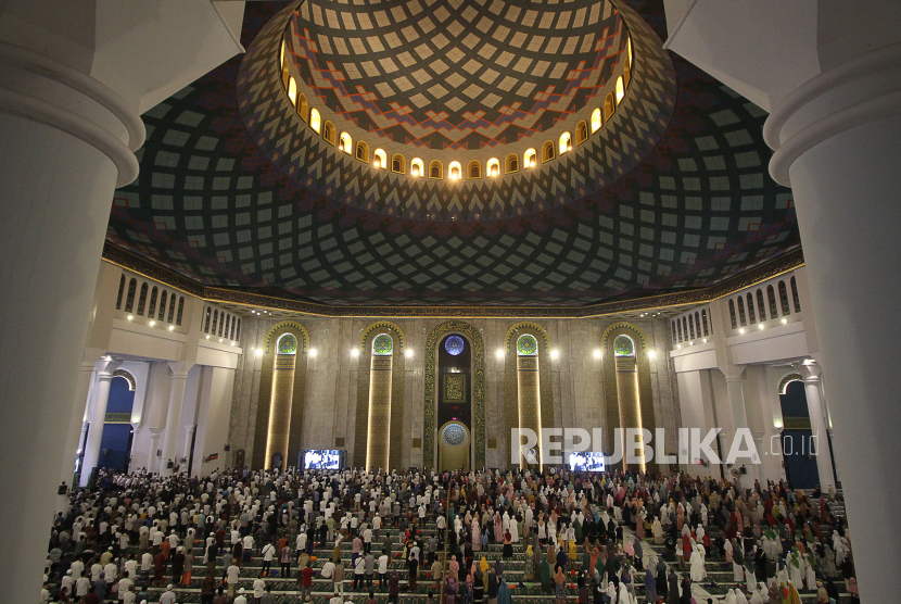 Umat Islam menghadiri peringatan malam Nuzulul Quran di Masjid Al Akbar Surabaya, Jawa Timur, Senin (18/4/2022). Peringatan Nuzulul Quran atau turunnya Al Quran yang diperingati setiap 17 Ramadhan. ANTARA FOTO/Moch Asim/rwa.