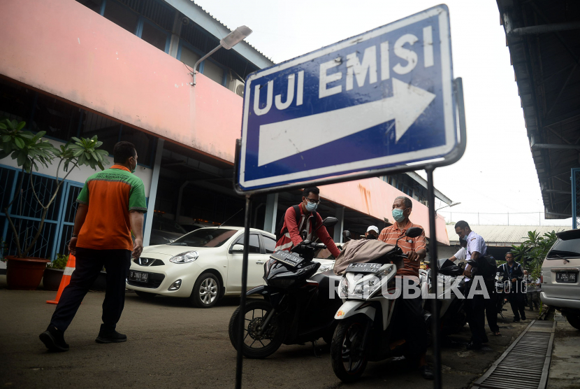 Warga mengantre untuk mengikuti uji emisi kendaraan bermotor di bengkel kantor Dinas Lingkungan Hidup DKI, Cililitan, Jakarta Timur, Kamis (4/11).