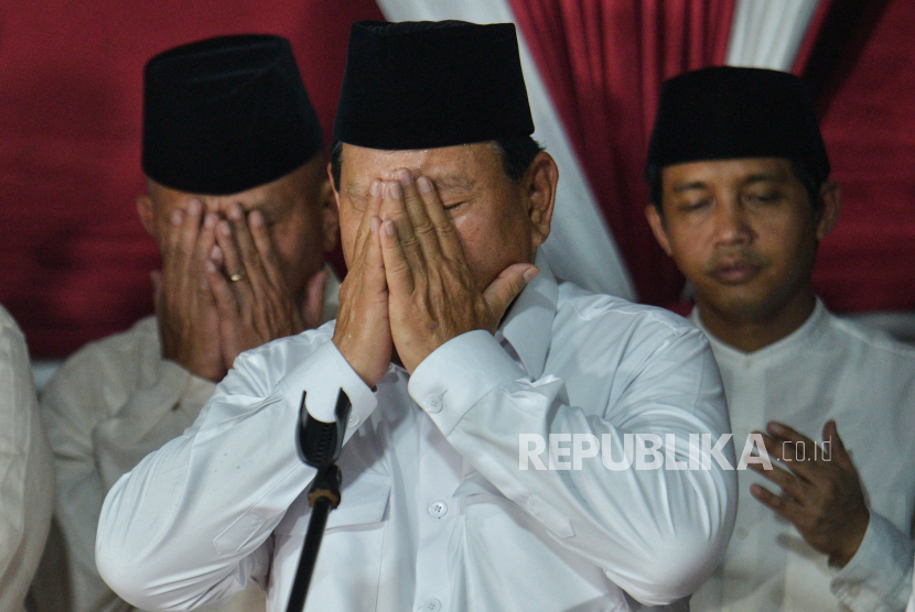 Presiden terpilih Prabowo Subianto didampingi partai pengusung Koalisi Indonesia Maju (KIM). Prabowo Subianto sebut banyak pemimpin dunia terkesan dengan Pemilu 2024 yang tertib.